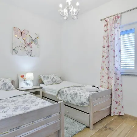 Family-friendly With Swimming Pool - 18098 דירה