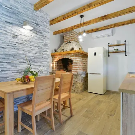 Family-friendly With Swimming Pool - 18098 * 자다르