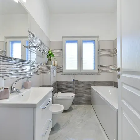 Apartment Family Friendly With A Swimming Pool - 18098
